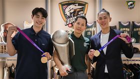 ▲雲豹簽下「探花」汪哲宇，前隊友林信寬帶著亞運金牌來探班。（圖／桃園台啤永豐雲豹球團提供）
