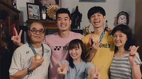 王齊麟曬出「一家五口照」的同時，也不忘標記女友陳詩媛。（圖／翻攝自IG）