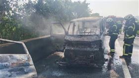 整台貨車被燒到像廢鐵，場面十分驚悚。（圖／翻攝畫面）