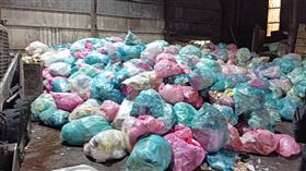 兄弟拿假證件收廢棄物！汐止倉庫「囤500噸超大量垃圾」狂撈百萬慘被逮。（圖／翻攝畫面）