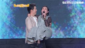 ▲苗可麗更是狂吃黃少祺六塊肌豆腐（圖／超級夜總會）