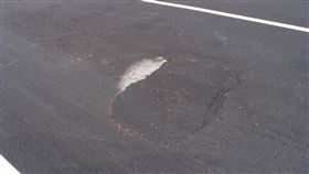 台中,梧棲,車禍,自摔,昏迷,爛路,坑洞（圖／翻攝畫面）