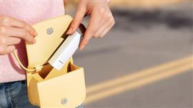 soundcore A30i降噪藍牙耳機，主打宛如口紅一般的獨特設計，方便放置在個人包中，兼具時尚美觀及便利性。