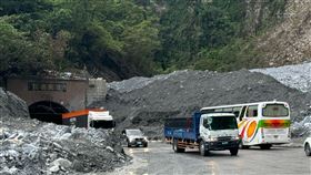 台20線南橫公路明霸克露橋河床便道通車畫面；台9線蘇花公路匯德隧道通車畫面。（圖／公路局提供）