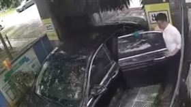 男子的脫線行為，差點讓自己喪命。（圖／翻攝畫面）