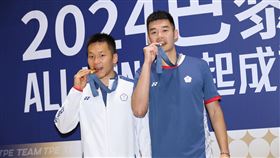 王齊麟跟李洋開心嘴咬金牌。（圖／鄭孟晃攝影）