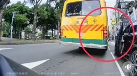 康女的粗心行為，讓後方騎士捏出一把冷汗。（圖／翻攝自臉書靠北天母幫）