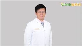 台灣心肌梗塞學會理事長黃群耀提醒，若有自身或枕邊人有睡眠呼吸中止症相關症狀，可透過預約「居家睡眠檢查」來做初步評估，及早發現及早治療可以降低潛在的併發症風險。