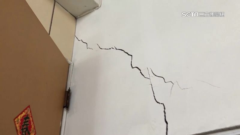 獨／控建案害房裂！屋主掛紅布條怒槓建商