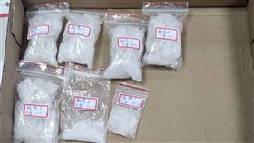 男違停睡覺  遭警查獲毒品送辦1名男子違規停車呼呼大睡，遭新北警方搖醒後查獲海洛因等大量毒品，當場逮捕送辦。（翻攝照片）中央社記者王鴻國傳真  113年8月7日