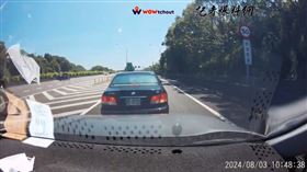 黑色轎車瘋狂鬼切，讓後方駕駛很困擾。（圖／翻攝自Wowchout地圖型行車紀錄器分享平台）