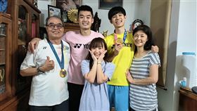 王齊麟曬出與女友十元與爸爸媽媽、弟弟的「一家五口」合照。（翻攝王齊麟臉書）