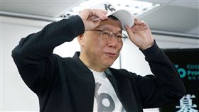 柯文哲選舉募款回饋小物開箱台灣民眾黨主席柯文哲26日上午在台玻大樓競選辦公室召開選舉募款回饋小物開箱記者會，向外界介紹民眾黨所設計的選舉募款回饋小物，展示帽子等物品。中央社記者郭日曉攝  112年5月26日