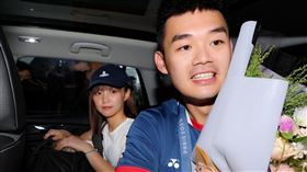 王齊麟隨後拿著大束鮮花一同上車返家。（圖／記者鄭孟晃攝影）