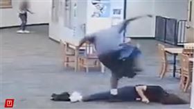 黑人學生玩Switch被制止，失控痛毆女老師。