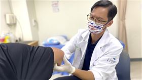 聯新國際醫院運動醫學科醫師邱熙亭表示，羽球運動雖然充滿挑戰，但只要做好準備和預防，就能降低受傷風險。（圖／聯新國際醫院提供）