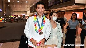 ▲巴黎奧運體操選手唐嘉鴻和太太在機場合影。（圖／記者劉彥池攝影）