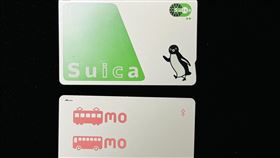 日本記名「西瓜卡」  最快秋天恢復販售受晶片短缺影響，日本JR東日本公司發行的交通IC卡Suica（俗稱西瓜卡）去年8月暫停販售記名卡，估計記名西瓜卡最快今年秋天恢復販售。圖上方為西瓜卡、下方為PASMO。中央社記者楊明珠攝  113年8月7日