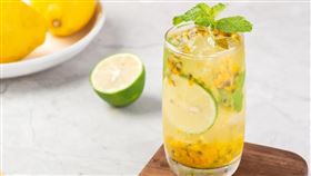 純喝水太無聊？ 女明星狂推「刮油消腫」補水法，簡單4招喝出高顏值
