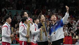 巴黎奧運，頒獎台，選手自拍，桌球，南韓，北韓，中國（圖／美聯社／達志影像）