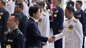 賴總統向晉任將官握手致意（1）國防部8日舉行113年上半年陸海空軍晉任將官勗勉典禮，總統賴清德親臨勗勉；圖為賴總統（前右2）向晉升少將的海軍131艦隊艦隊長劉勝山（前右）握手致意。中央社記者王飛華攝  113年8月8日