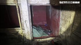 20人藏船隻密艙偷渡出港  檢警登檢查獲高雄一艘有走私紀錄船隻6日出港遭檢警登檢，發現密艙內藏20名遭禁止出國或通緝男女打算偷渡海外。檢警登船發現密艙狹小且密不透風，環境相當惡劣。（讀者提供）中央社記者洪學廣傳真  113年8月8日