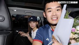 王齊麟隨後拿著大束鮮花一同上車返家。（圖／記者鄭孟晃攝影）