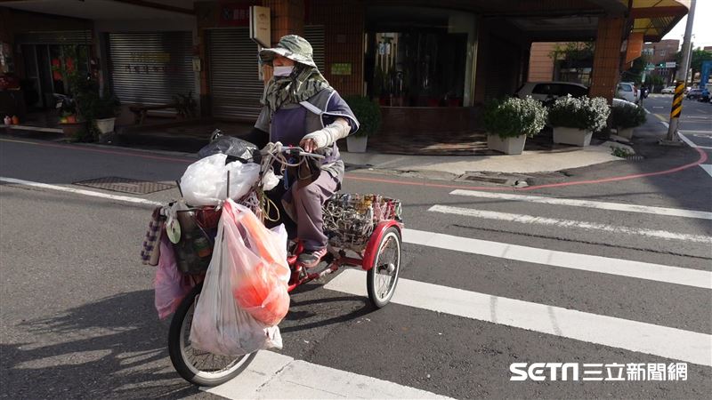 81歲嬤撿回收日賺57元　兼父母職養孫長大