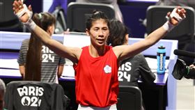 林郁婷：知道很多人為我加油  會一路打到最後捲入性別爭議的台灣女拳王林郁婷（中）法國時間4日在巴黎奧運女子57公斤級8強完勝對手，面對連日壓力，林郁婷賽後表示，「知道很多人都在為我加油，我一定會帶著這份力量一路打到最後」。中央社  113年8月4日