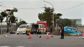 雲林縣土庫鎮今天（8日）中午發生一起死亡車禍，趙姓女子（29歲）騎車行經民族路、光榮路口時，與蔡姓男子（52歲）駕駛的小客車發生碰撞，警消人員獲報到場救援，趙女送醫前已無生命跡象，經急救仍不治。
