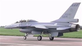 挑戰低雲層！嘉義空軍基地預演　幻象、F16展特技