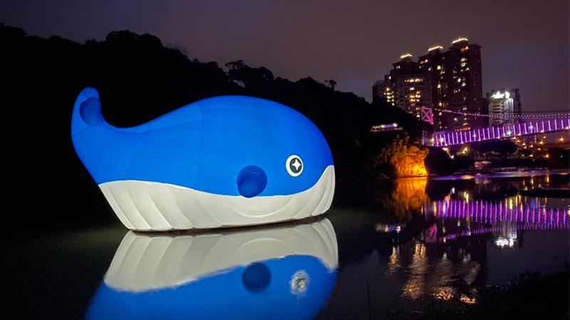 新北夏夜花火接力登場！巨型鯨魚伴遊碧潭