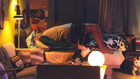 蔡凡熙（右）不斷夢見冤魂，母親姚黛瑋也很擔心他的情況。（圖／逆光電影股份有限公司提供）