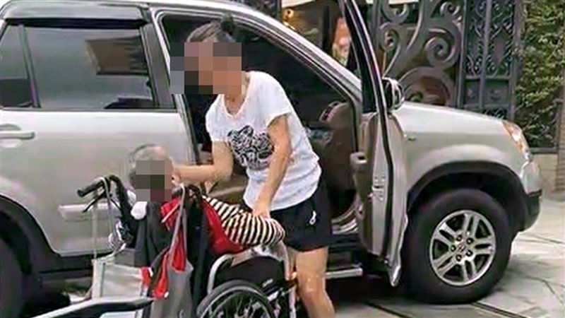 女對失智母重摔搧巴掌　護理機構說謊切割