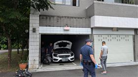 3名男子疑似因一氧化碳中毒，而倒臥車庫內。（圖／警方提供）