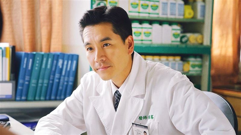 王傳一是交大學霸　為醫師爸穿上白袍