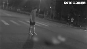 陳男不甘被搶劫，趴上引擎蓋用肉身攔車，結果遭車輛甩飛重傷不治。（圖／翻攝畫面）