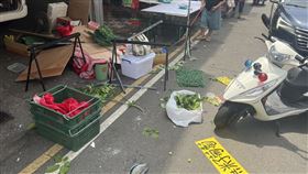 台中市后里區今天發生一起買賣糾紛，一名張姓菜販（35歲）向同市場林姓水果攤販買葡萄，事後卻嫌3串葡萄100元太貴，與林男發生口角後，持球棒砸毀水果攤，警方獲報將2人帶回警局調查，張男表示一時衝動很後悔，願賠償水果攤損失。