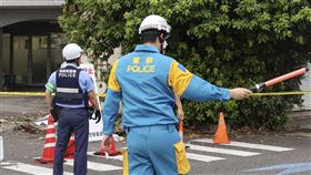 宮崎市警察在一棟受損的建築物附近站崗。（圖／路透社／達志影像）