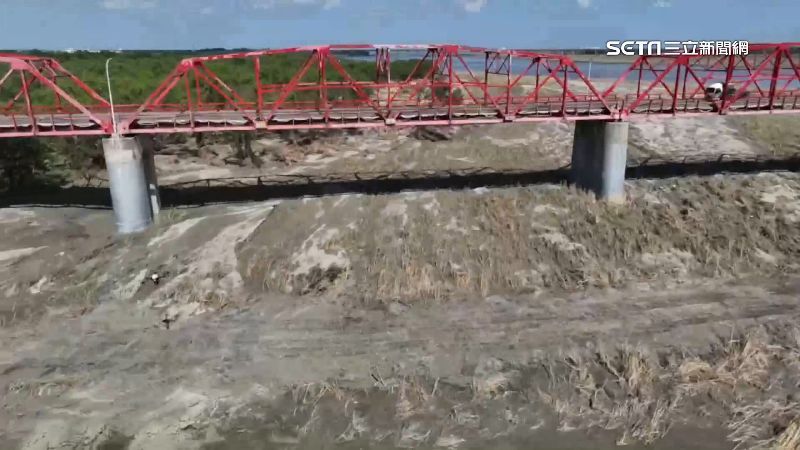 獨／濁水溪沿岸裸露　植保機灑草籽搶救