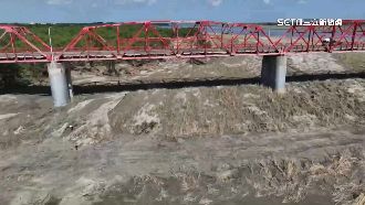 獨／濁水溪沿岸裸露　植保機灑草籽搶救