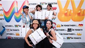 巴黎文化奧運台灣館禮物袋已在6日發放完畢巴黎文化奧運台灣館禮物袋自7月27日開館以來，每日提供限量200份禮物袋，已在6日全數發放完畢，許多觀眾提早到場排隊，就為得到袋中隨機贈送的珍奶徽章。中央社記者李若韻巴黎攝  113年8月8日