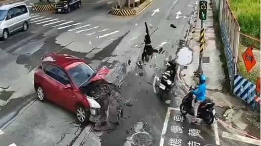 駕駛違規左轉撞飛直行騎士！驚悚畫面曝光