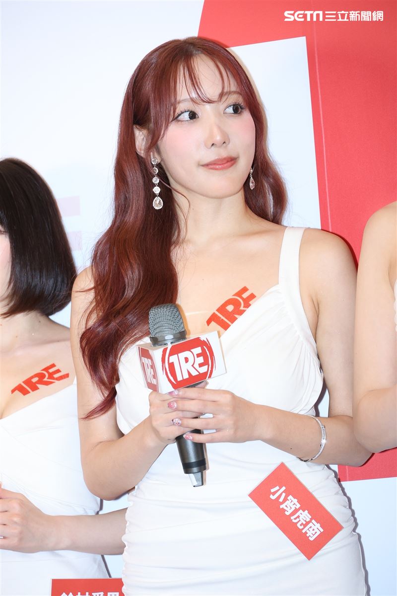 國際成人展前記者會「AV最強天后」河北彩伽領軍「鄉民老婆」明里紬、「空靈電眼美少女」涼森玲夢、「王牌強者」鈴村愛里、「神之巨乳尤物」小宵虎南、「暗黑第一美腿」新有菜、「神之乳美少女」櫻空桃、「全方位美乳天后」紗倉真菜、「小惡魔蘿莉教主」七澤米亞、「美少女界天花板」石川澪（圖／記者鄭孟晃攝影）