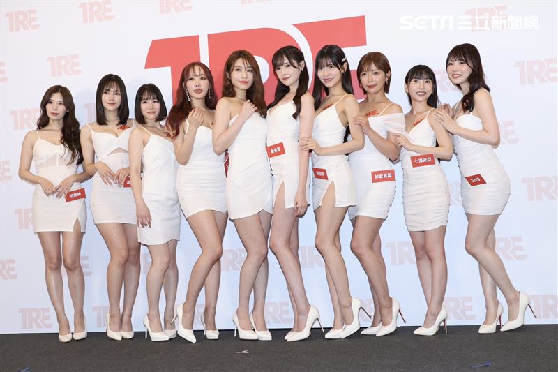 國際成人展前記者會「AV最強天后」河北彩伽領軍「鄉民老婆」明里紬、「空靈電眼美少女」涼森玲夢、「王牌強者」鈴村愛里、「神之巨乳尤物」小宵虎南、「暗黑第一美腿」新有菜、「神之乳美少女」櫻空桃、「全方位美乳天后」紗倉真菜、「小惡魔蘿莉教主」七澤米亞、「美少女界天花板」石川澪（圖／記者鄭孟晃攝影）