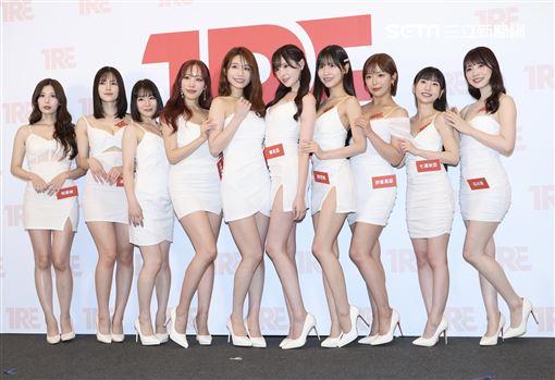 國際成人展前記者會「AV最強天后」河北彩伽領軍「鄉民老婆」明里紬、「空靈電眼美少女」涼森玲夢、「王牌強者」鈴村愛里、「神之巨乳尤物」小宵虎南、「暗黑第一美腿」新有菜、「神之乳美少女」櫻空桃、「全方位美乳天后」紗倉真菜、「小惡魔蘿莉教主」七澤米亞、「美少女界天花板」石川澪（圖／記者鄭孟晃攝影）