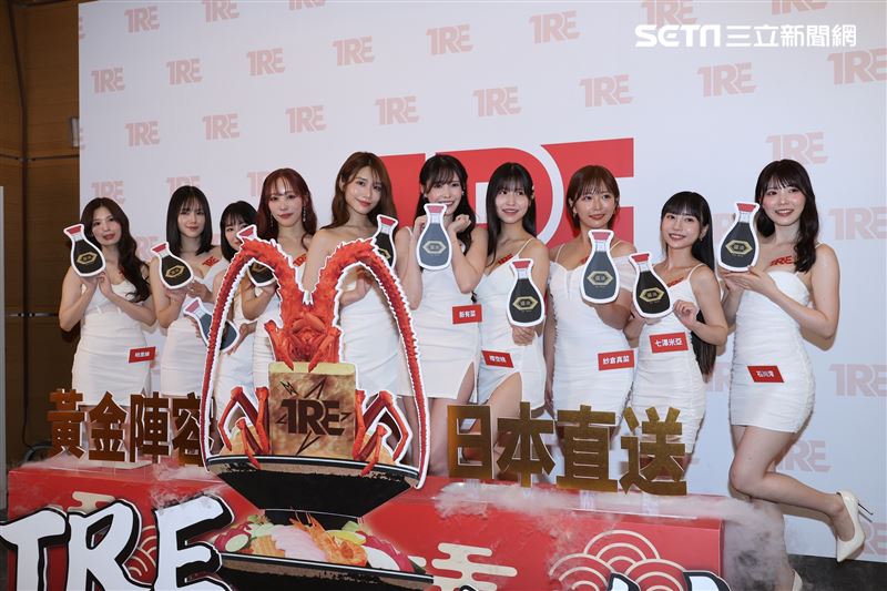 國際成人展前記者會「AV最強天后」河北彩伽領軍「鄉民老婆」明里紬、「空靈電眼美少女」涼森玲夢、「王牌強者」鈴村愛里、「神之巨乳尤物」小宵虎南、「暗黑第一美腿」新有菜、「神之乳美少女」櫻空桃、「全方位美乳天后」紗倉真菜、「小惡魔蘿莉教主」七澤米亞、「美少女界天花板」石川澪（圖／記者鄭孟晃攝影）