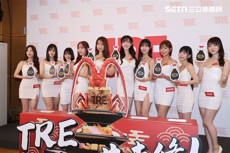 國際成人展前記者會「AV最強天后」河北彩伽領軍「鄉民老婆」明里紬、「空靈電眼美少女」涼森玲夢、「王牌強者」鈴村愛里、「神之巨乳尤物」小宵虎南、「暗黑第一美腿」新有菜、「神之乳美少女」櫻空桃、「全方位美乳天后」紗倉真菜、「小惡魔蘿莉教主」七澤米亞、「美少女界天花板」石川澪（圖／記者鄭孟晃攝影）