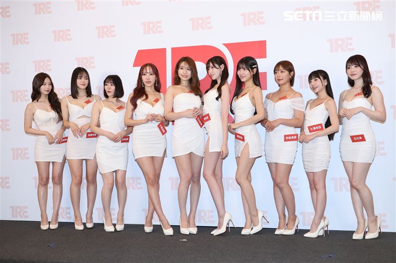 國際成人展前記者會「AV最強天后」河北彩伽領軍「鄉民老婆」明里紬、「空靈電眼美少女」涼森玲夢、「王牌強者」鈴村愛里、「神之巨乳尤物」小宵虎南、「暗黑第一美腿」新有菜、「神之乳美少女」櫻空桃、「全方位美乳天后」紗倉真菜、「小惡魔蘿莉教主」七澤米亞、「美少女界天花板」石川澪（圖／記者鄭孟晃攝影）