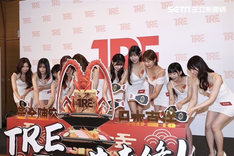 國際成人展前記者會「AV最強天后」河北彩伽領軍「鄉民老婆」明里紬、「空靈電眼美少女」涼森玲夢、「王牌強者」鈴村愛里、「神之巨乳尤物」小宵虎南、「暗黑第一美腿」新有菜、「神之乳美少女」櫻空桃、「全方位美乳天后」紗倉真菜、「小惡魔蘿莉教主」七澤米亞、「美少女界天花板」石川澪（圖／記者鄭孟晃攝影）